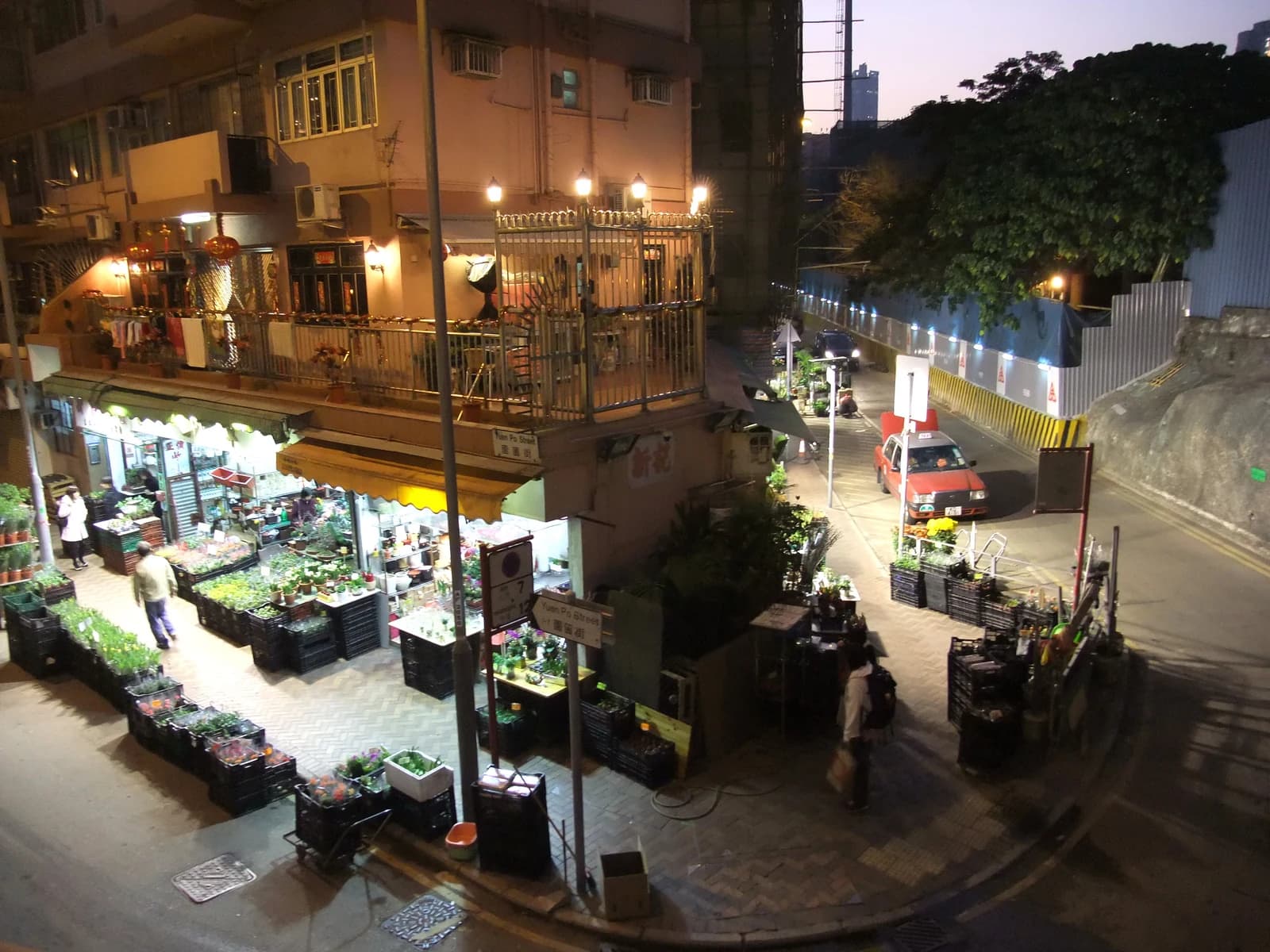 Tiendas de flores y plantas a lo largo de Flower Market Road en Mong Kok