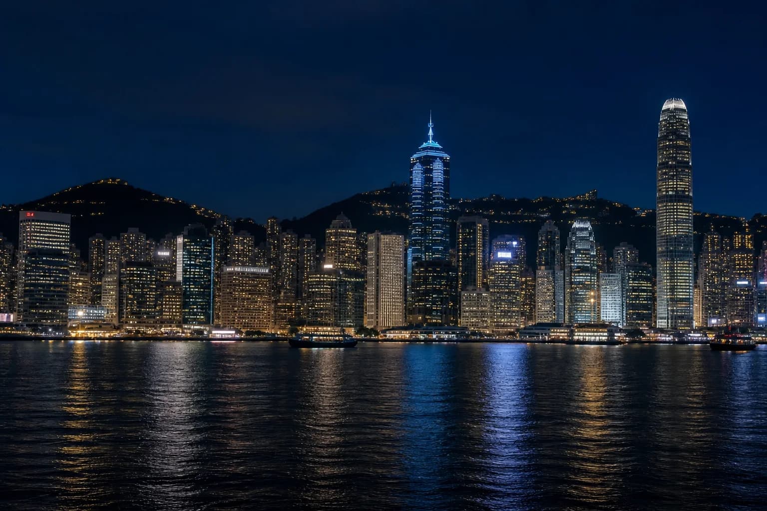 Horizonte del Puerto Victoria de noche desde Tsim Sha Tsui