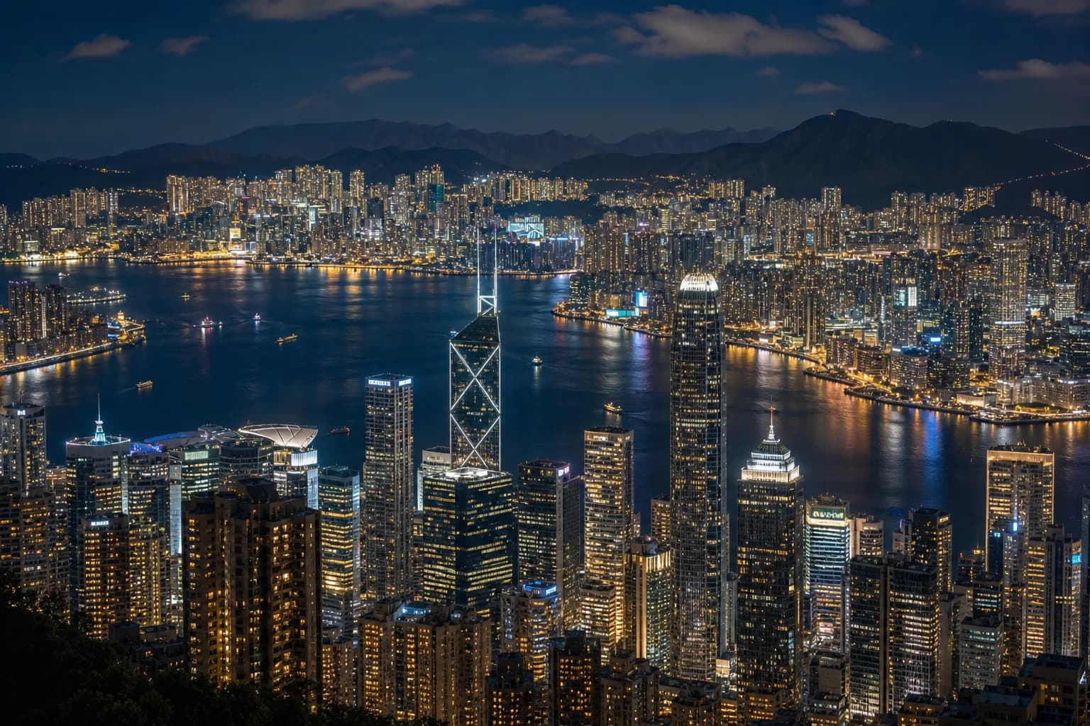 Vista nocturna de Victoria Harbour y del horizonte de Hong Kong desde Victoria Peak