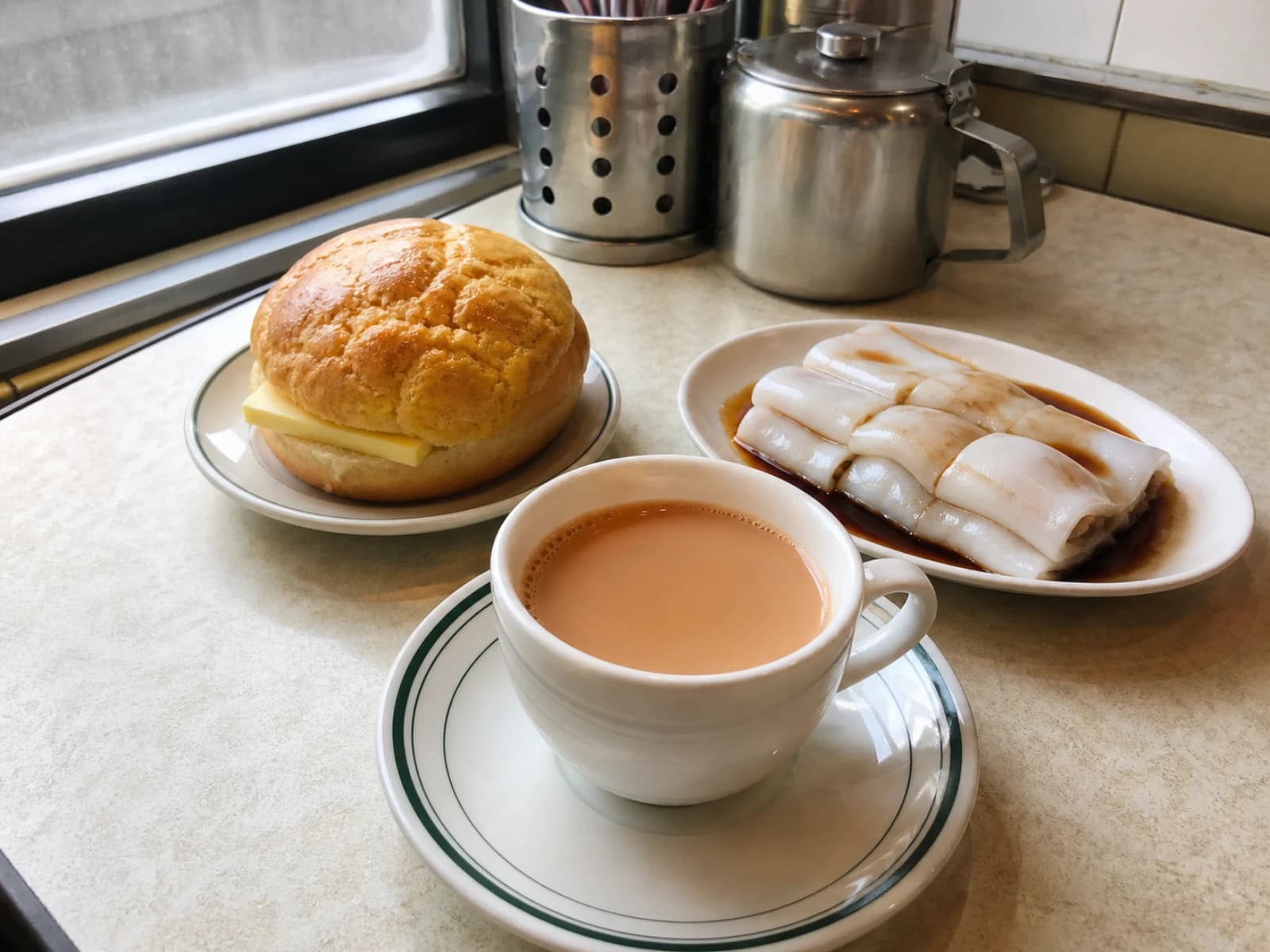 Té con leche de Hong Kong, un bollo de piña y rollos de fideos de arroz