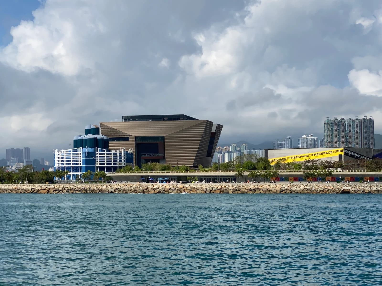 Hong Kong Palace Museum visto desde el paseo marítimo de West Kowloon