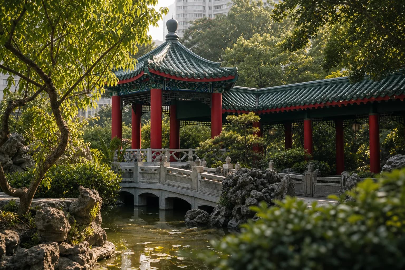Vista de un pabellón, un puente de piedra y un estanque en Good Wish Garden