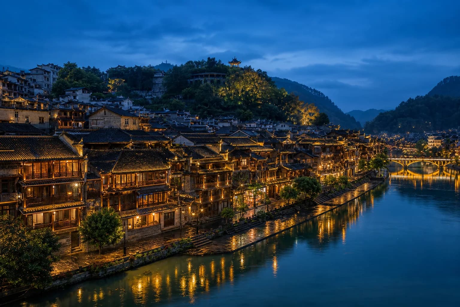 Ciudad antigua de Fenghuang: caminata diurna, guía de comida y estadía