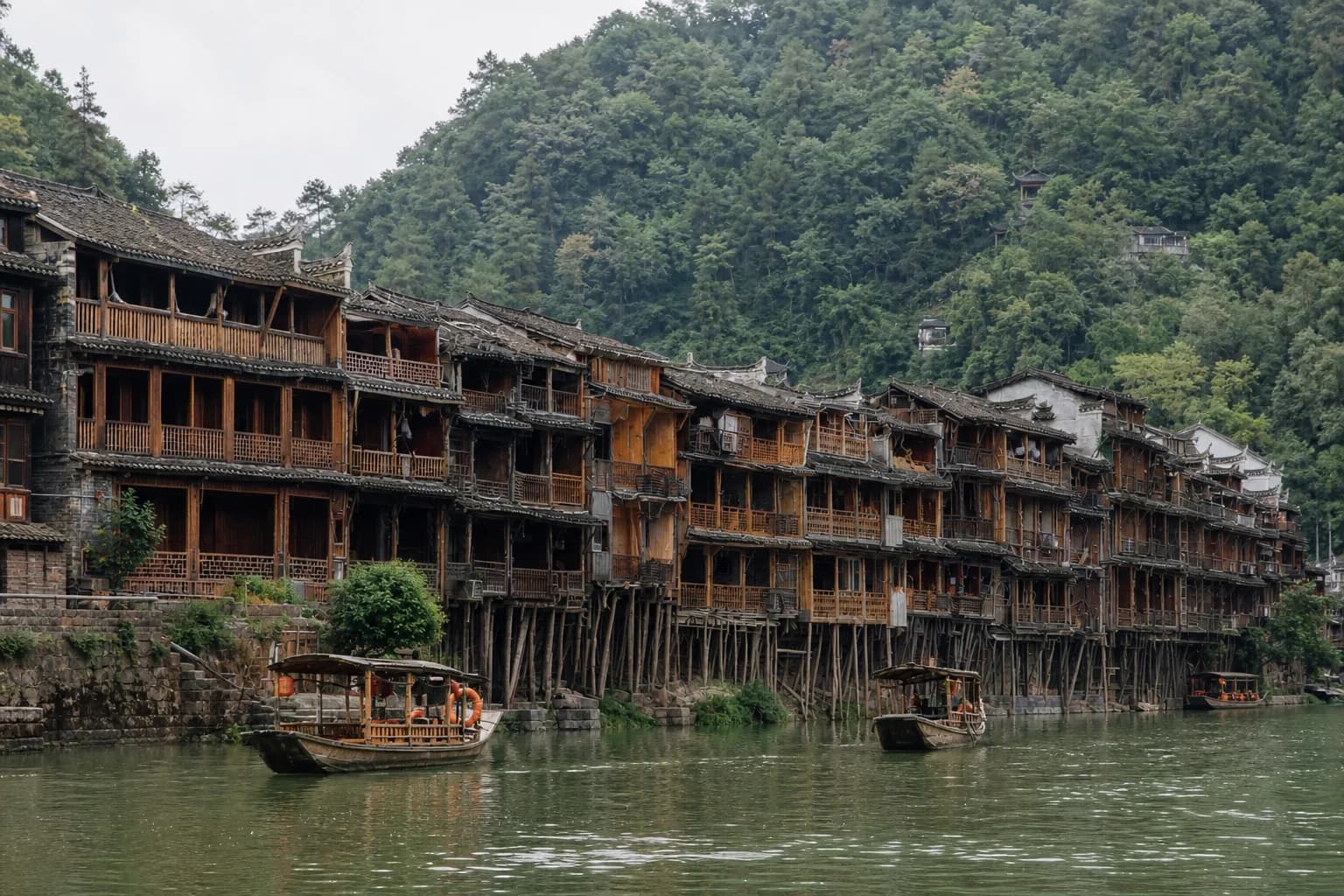 Barcos del río Tuojiang y palafitos diaojiaolou a la luz del día