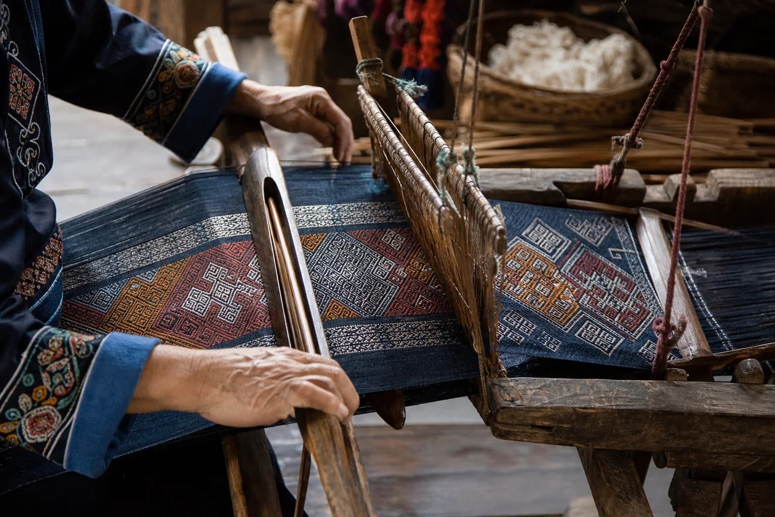 Detalle del brocado Tujia tejido en un telar de madera