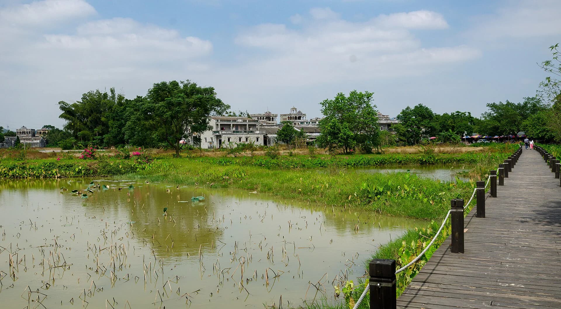 Campos, casas y torres diaolou de Zili en la Kaiping rural, fuera del centro de Jiangmen