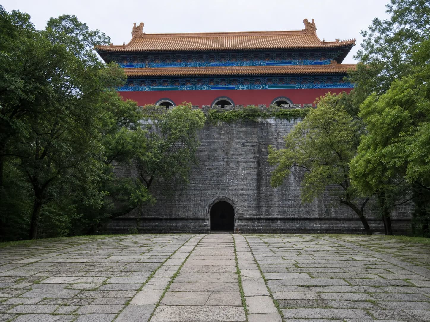 Base de piedra gris Fangcheng y torre Minglou de paredes rojas en el mausoleo de Ming Xiaoling