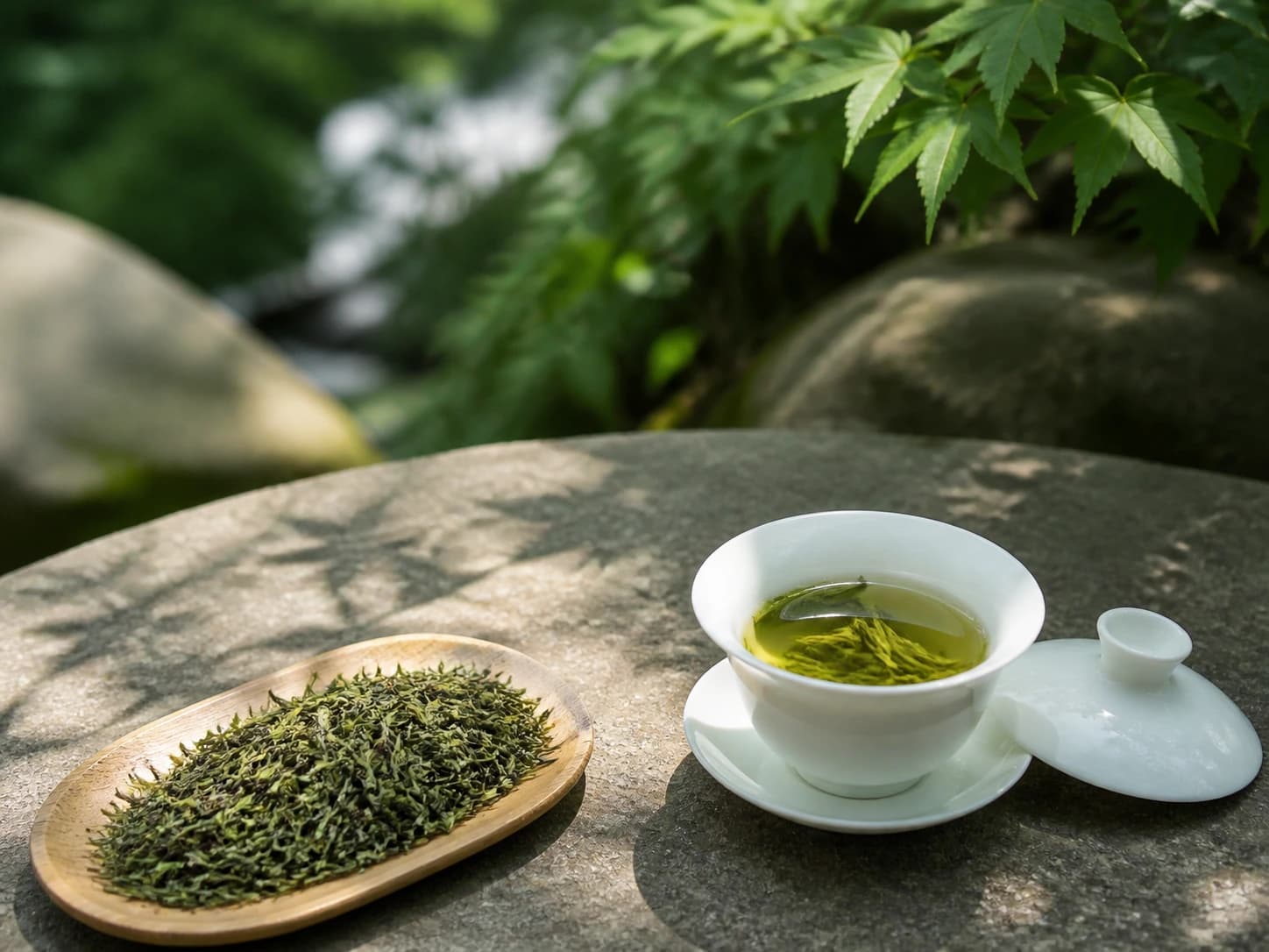 Imagen de hojas de té Nanjing Yuhua y una sencilla configuración de té.