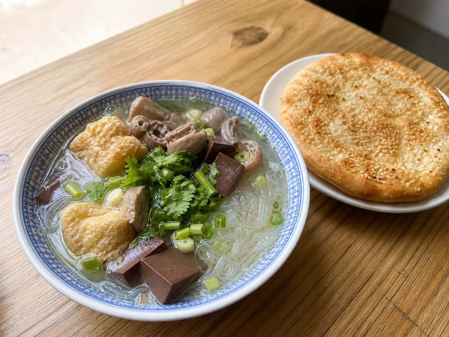 Imagen de sopa de fideos con sangre de pato de Nanjing con pan plano de sésamo