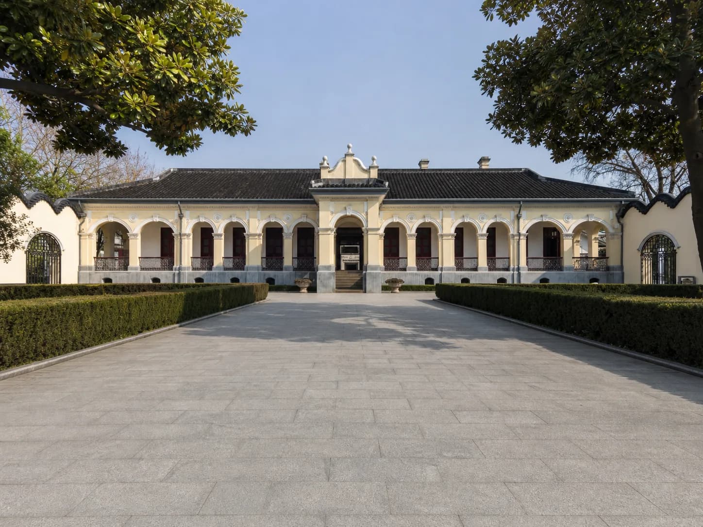 Vista del patio y la galería de la Oficina del Presidente Provisional