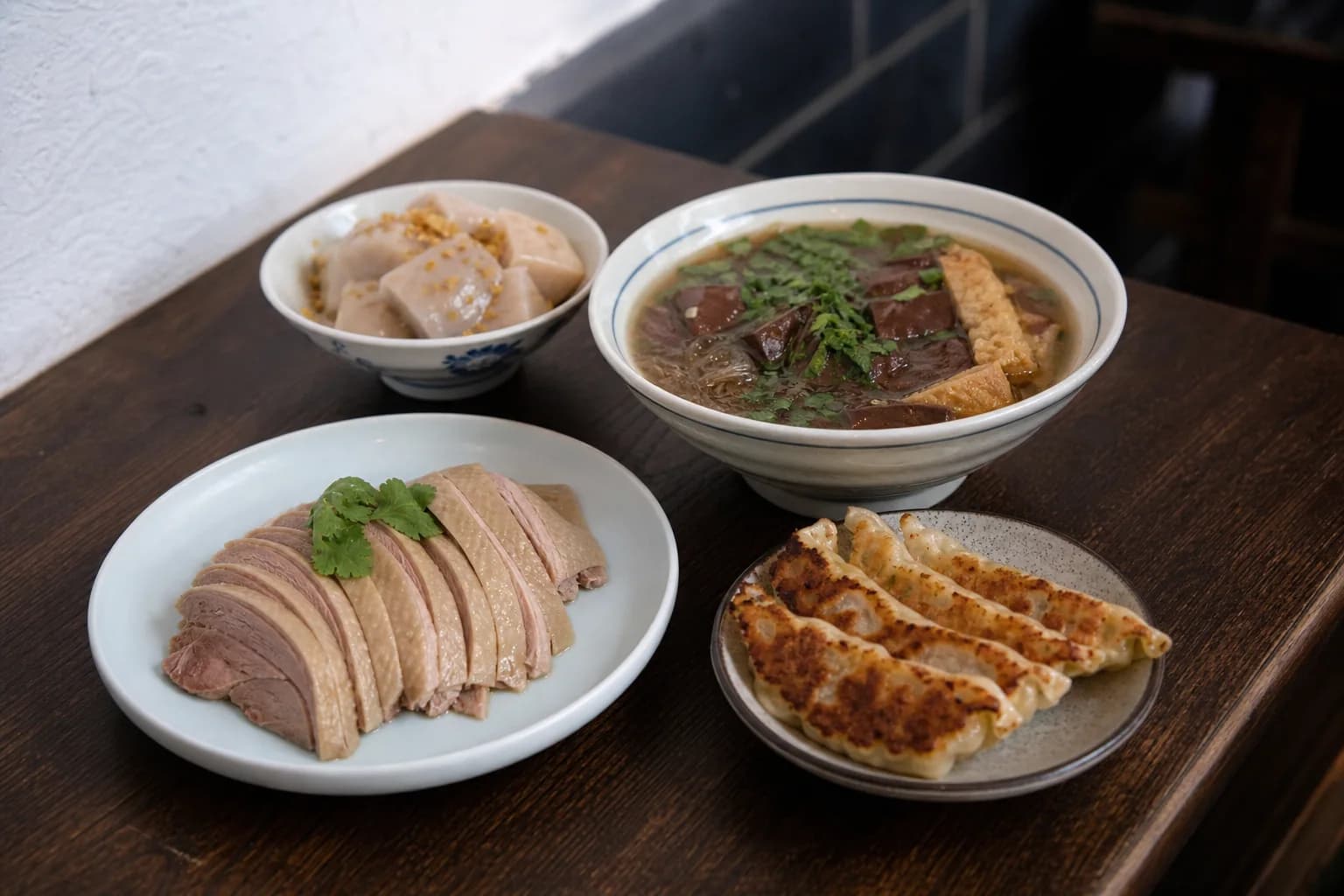 Mesa de refrigerios de Nanjing con pato de agua salada, sopa de fideos con sangre de pato, palitos de ternera y taro de osmanthus