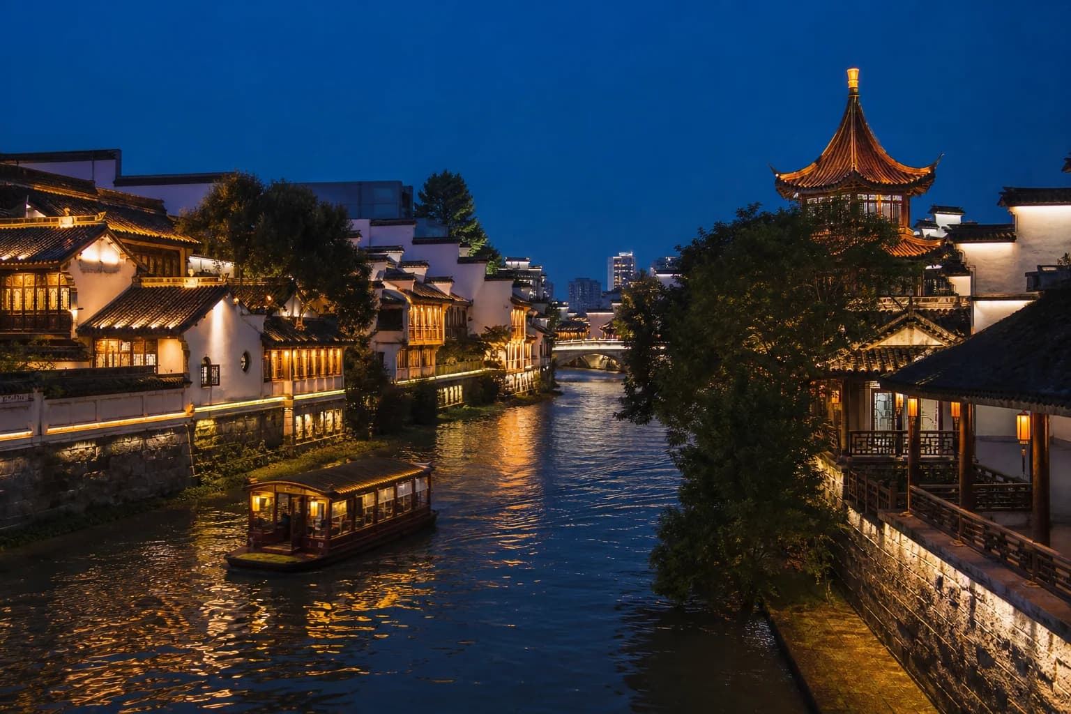 Edificios históricos iluminados a lo largo del río Qinhuai en Nanjing