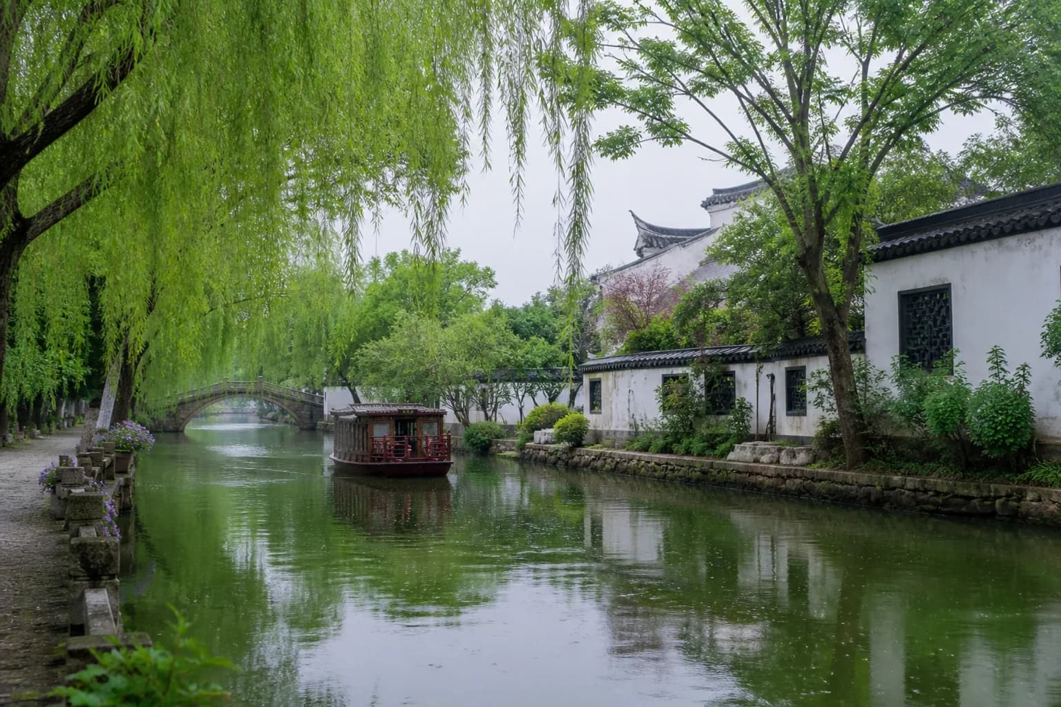 Canal diurno de Qinhuai con sauces, paredes blancas, un puente de piedra y un barco cubierto