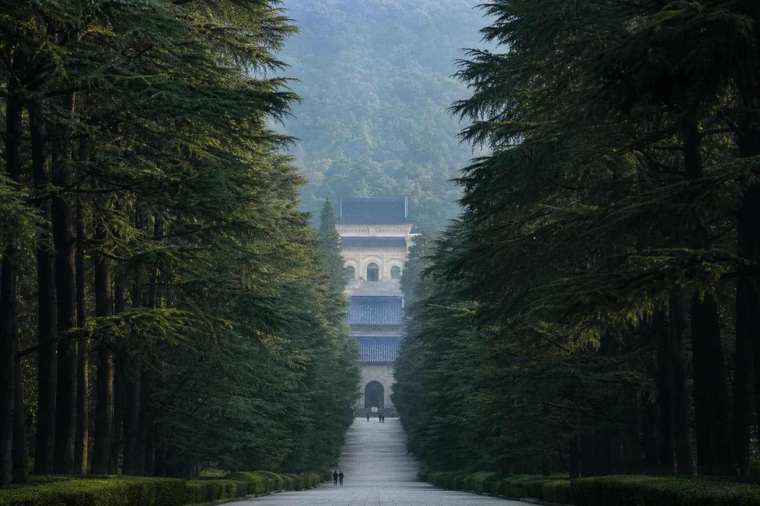 Enfoque forestal que enmarca los tejados azules en capas del mausoleo de Sun Yat-sen