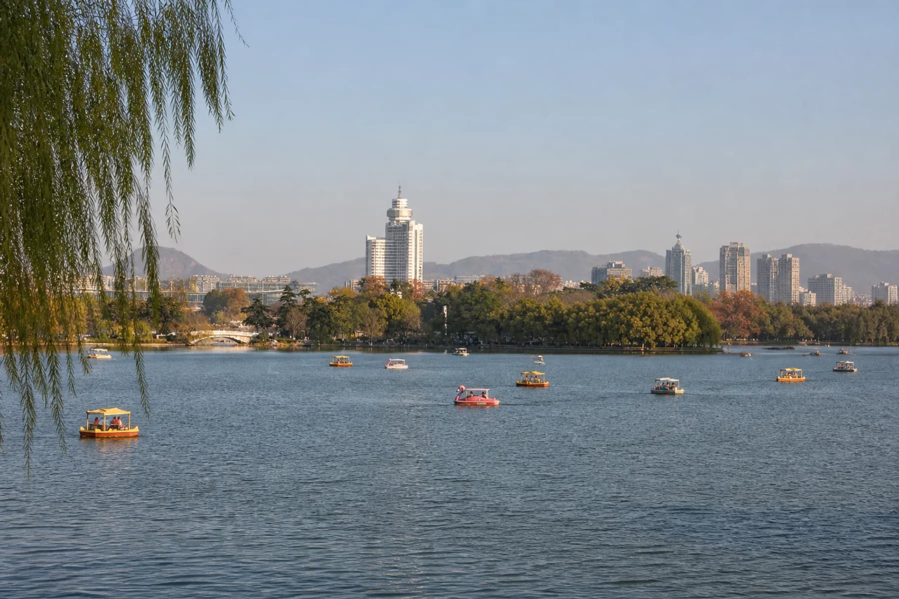 Vista de pequeñas embarcaciones de recreo en el lago Xuanwu