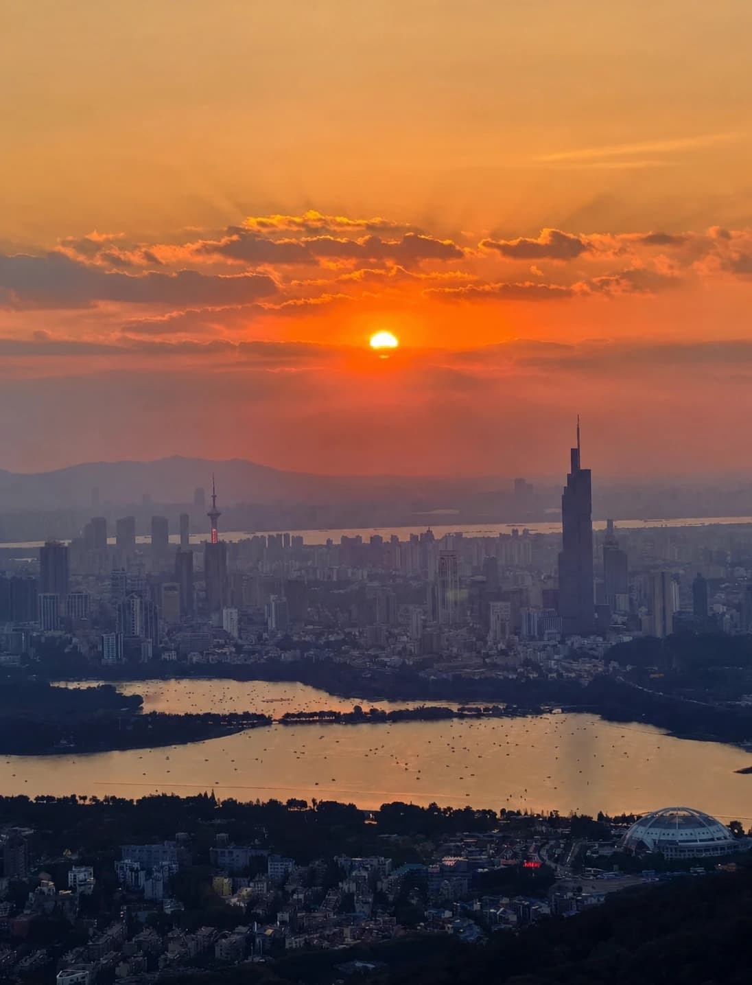 Horizonte de Nanjing al atardecer visto desde la Montaña Púrpura
