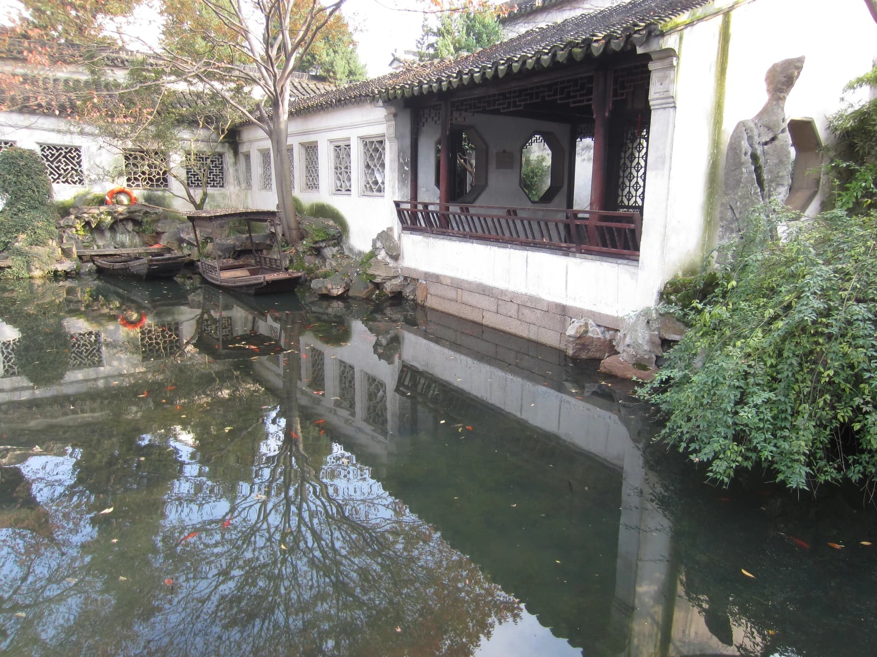 Rocalla, agua y arquitectura de paredes blancas dentro del Lingering Garden