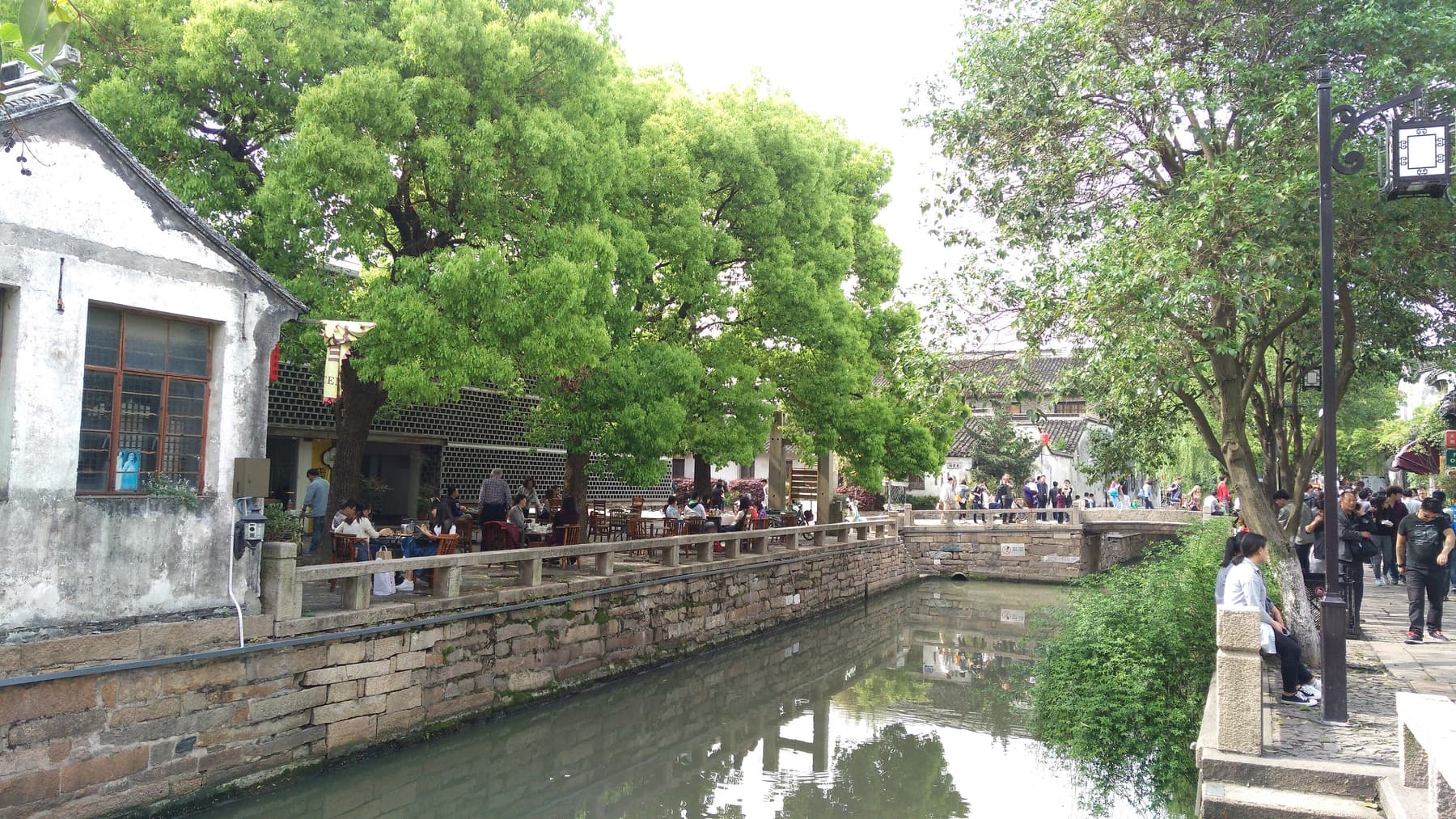 Canal residencial y terraplén de piedra a lo largo de Pingjiang Road en Suzhou