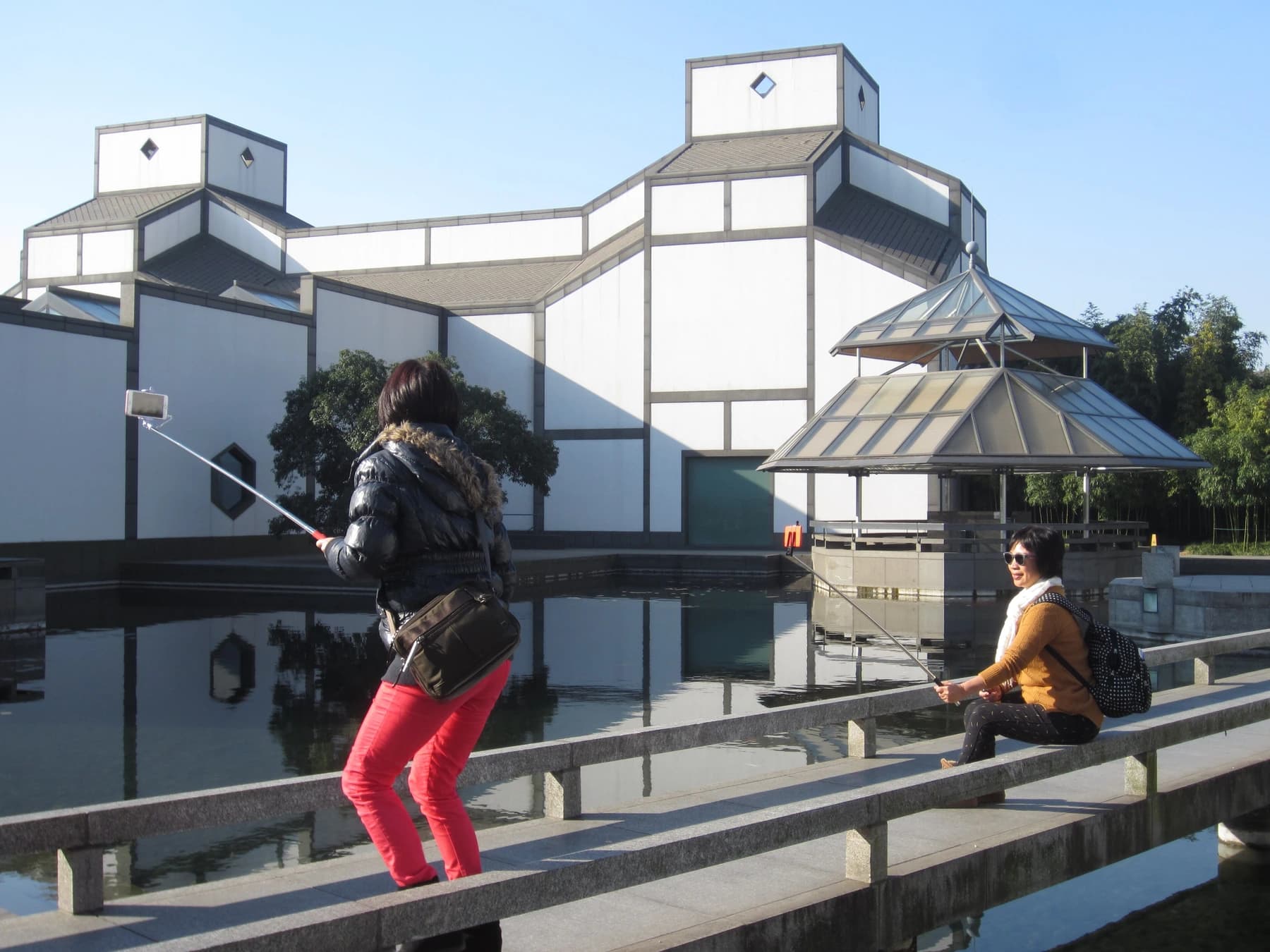 Formas de techo angulares y terraza para visitantes en el Museo de Suzhou