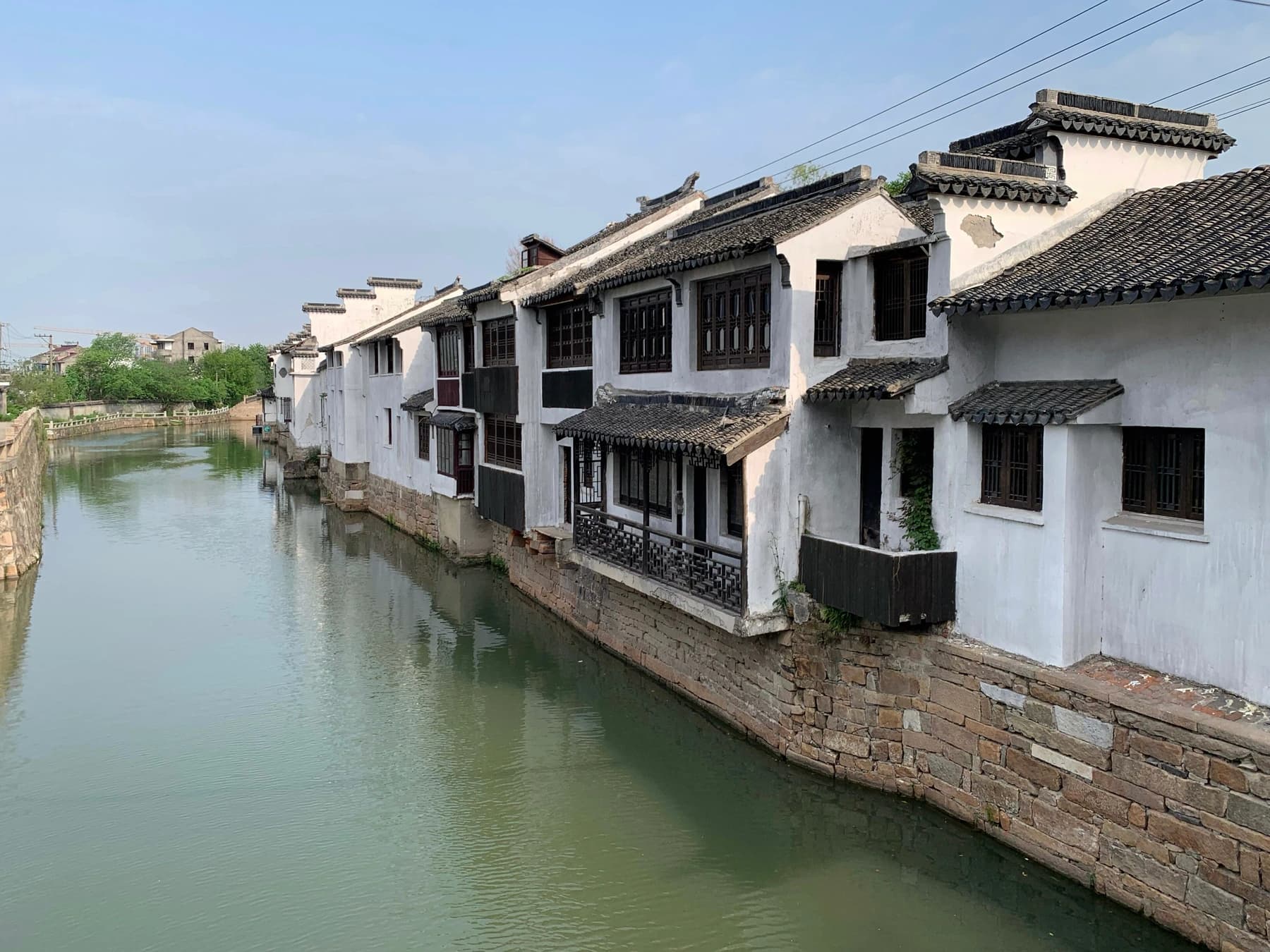 Arquitectura histórica junto al canal debajo de Tiger Hill en Suzhou