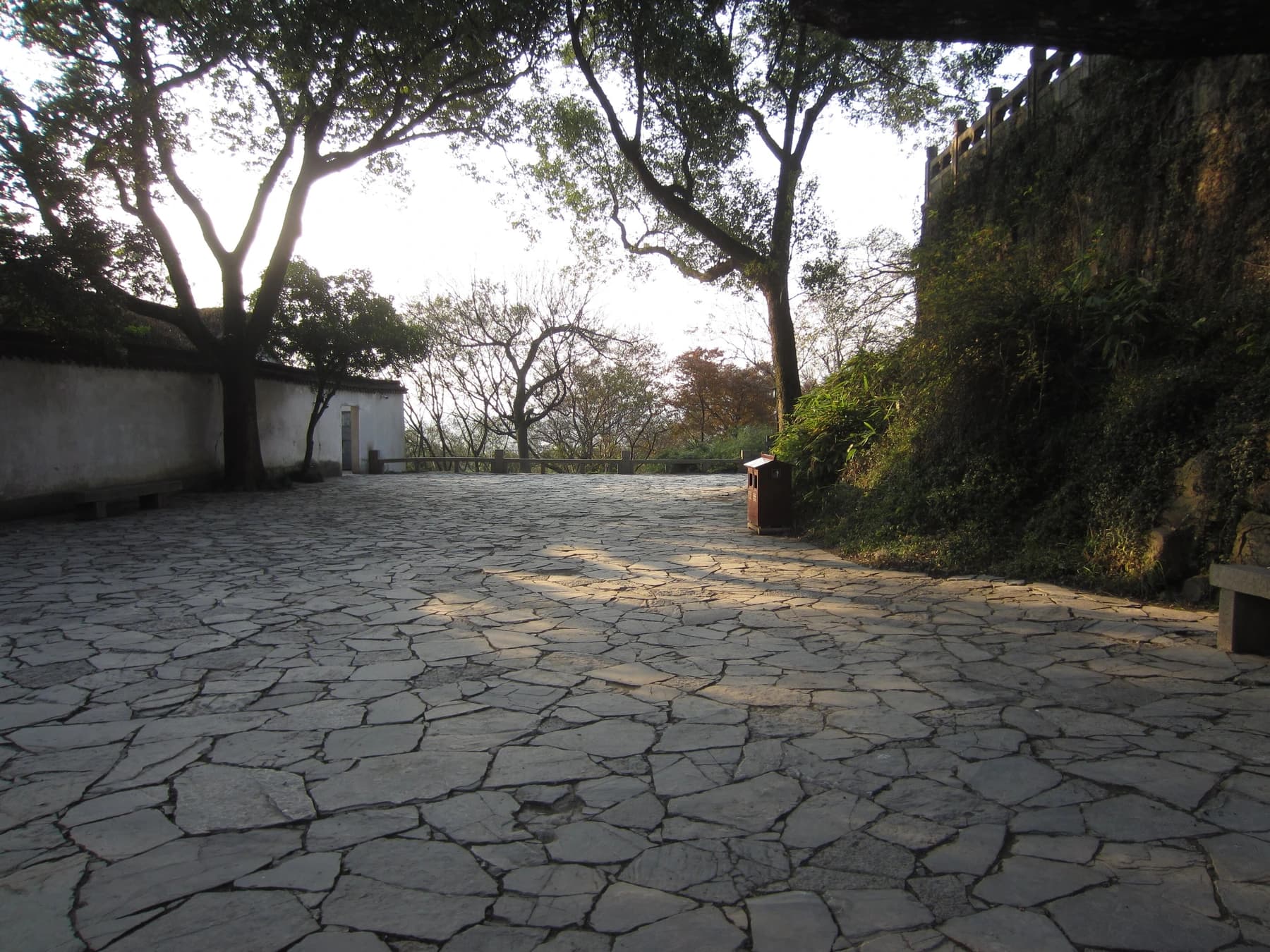 Ruta de piedra bajo muros y árboles en Tiger Hill