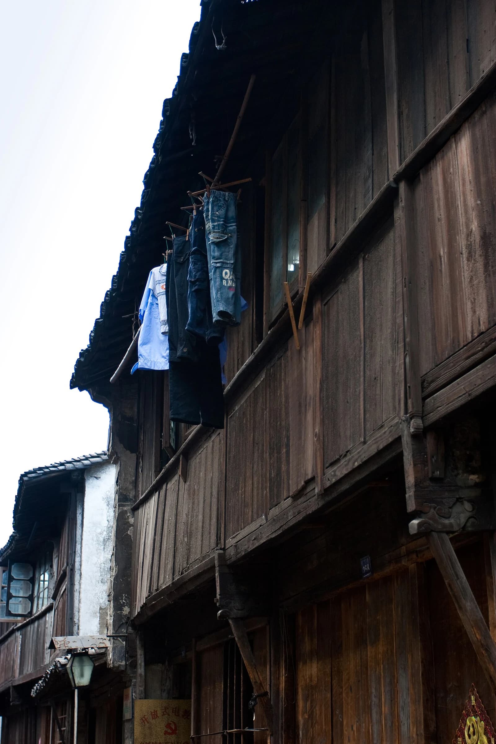 Arquitectura residencial de madera junto a un callejón de Xitang