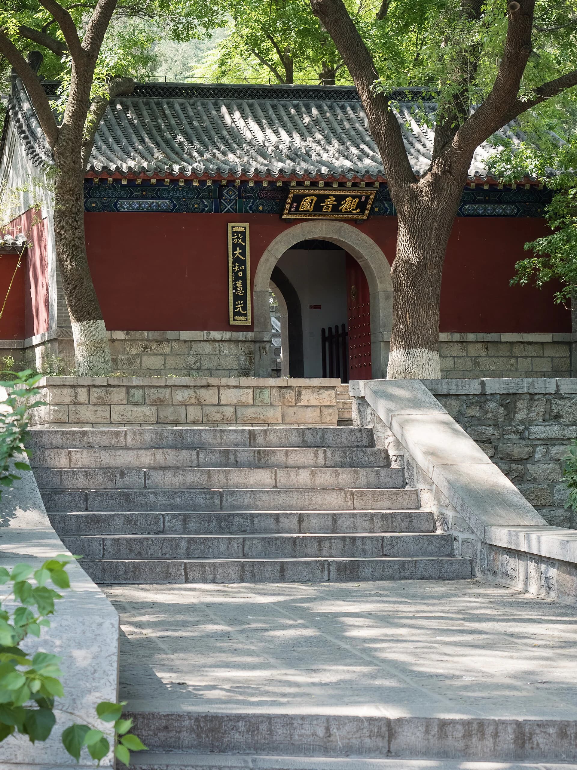 Puerta y escaleras de piedra en la Montaña de los Mil Budas