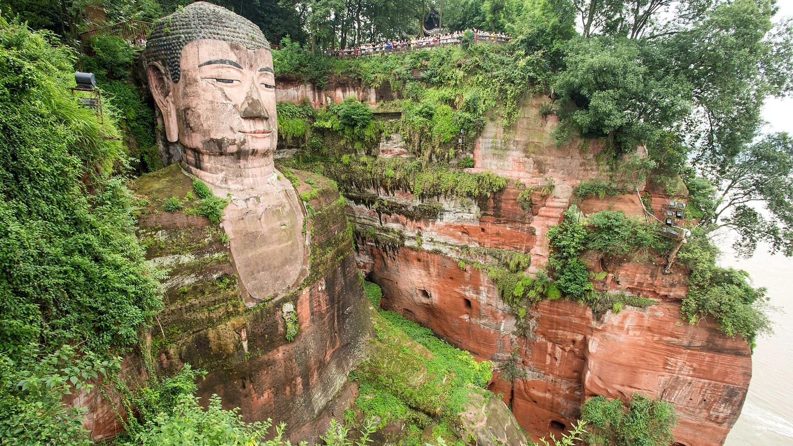 Gran Buda de Leshan tallado en un acantilado rojo sobre el río