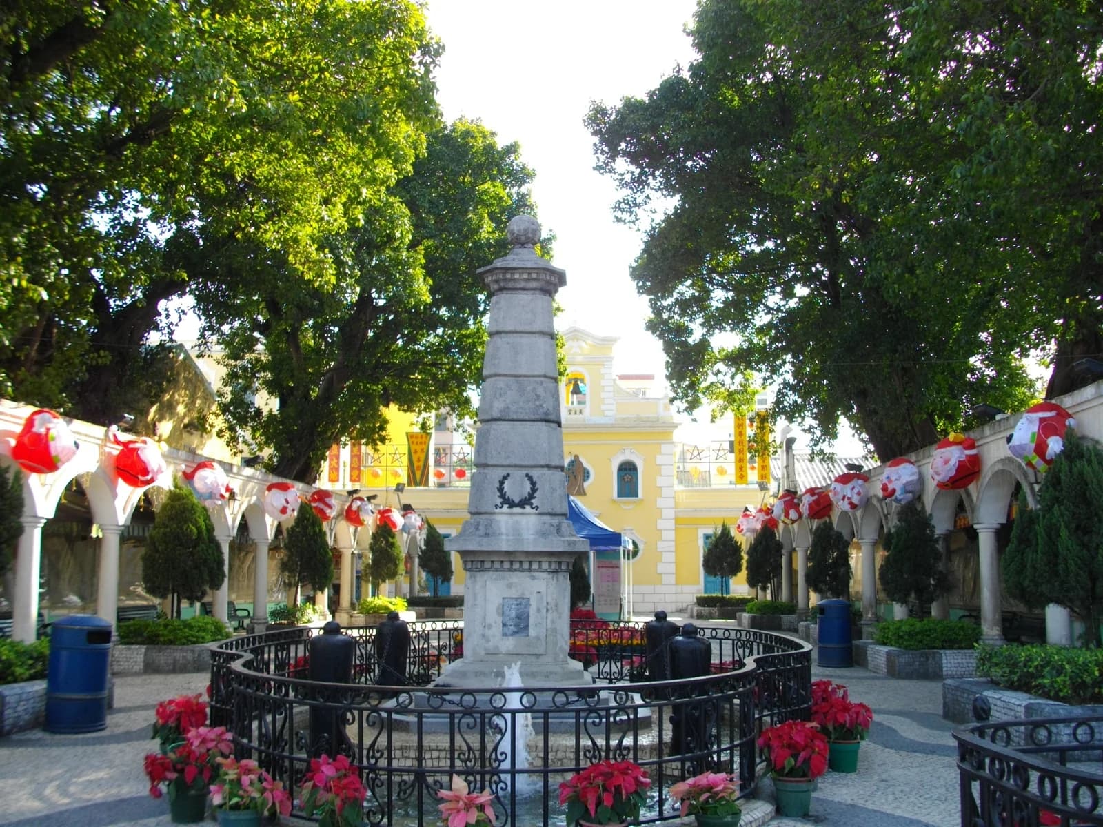 Fachada amarilla de la Capilla de San Francisco Javier en Coloane Village