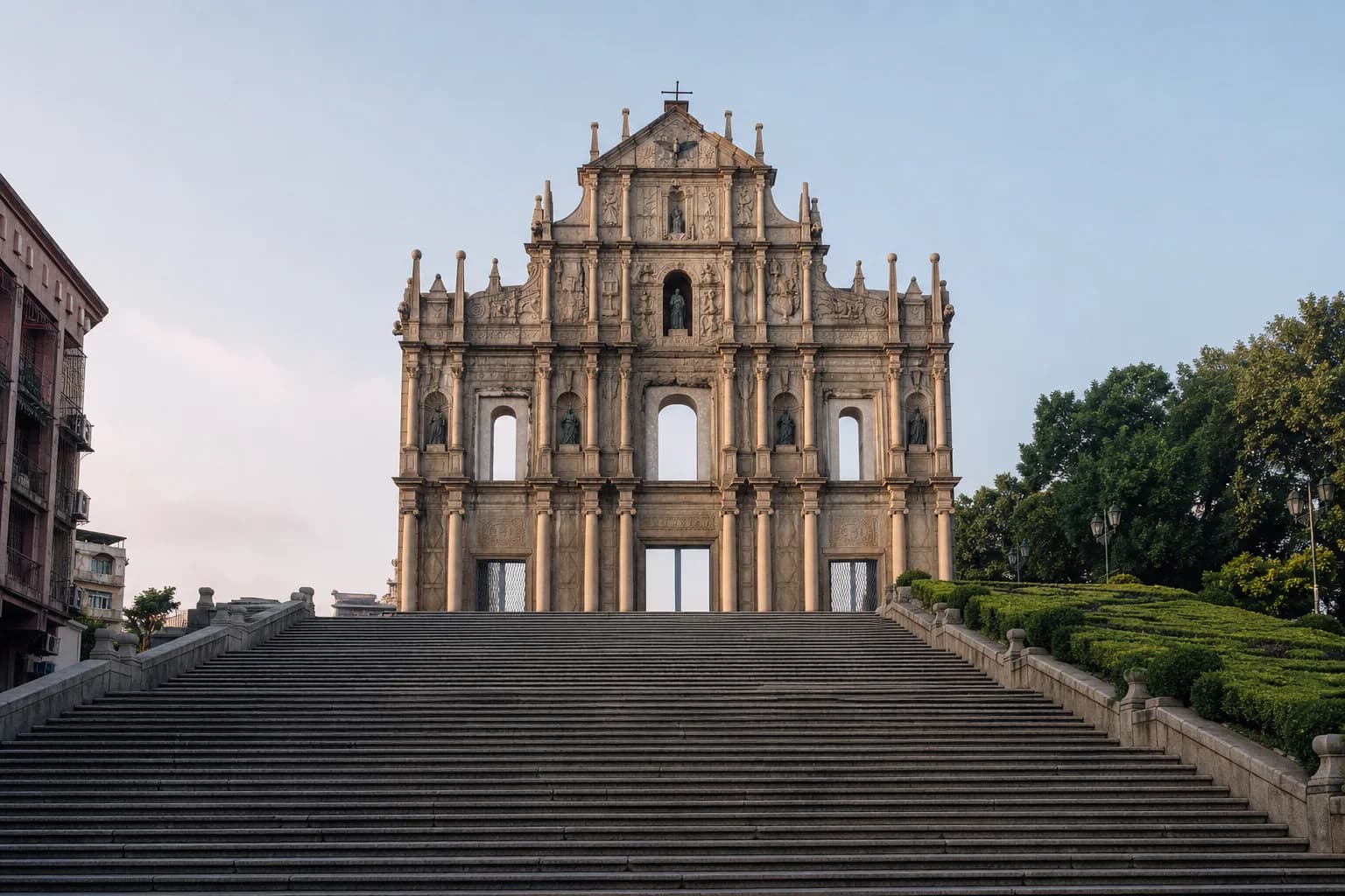Vista lateral que muestra la profundidad y la cantería de la fachada de las Ruinas de San Pablo