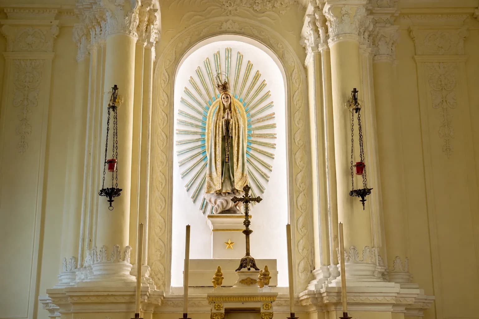 Detalle del altar devocional de Nuestra Señora de Fátima dentro de la Iglesia de San Domingos