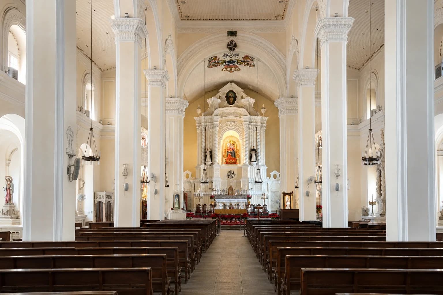 Vista de la nave pálida hacia el altar principal de la Iglesia de San Domingos