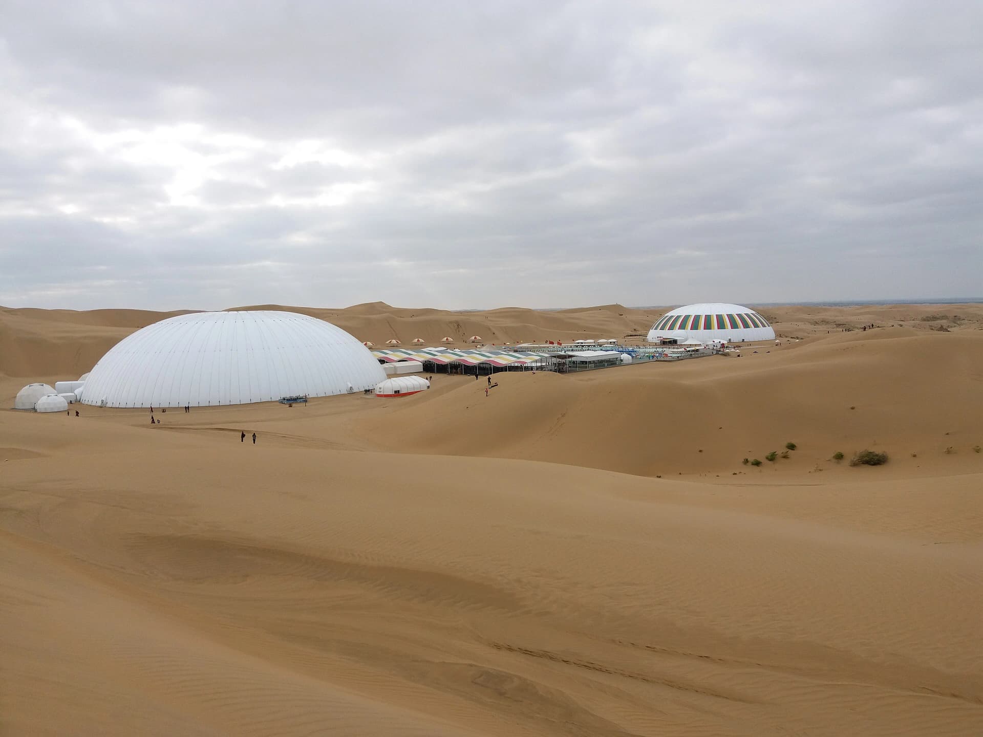 Dunas y estructuras de resort en Xiangshawan