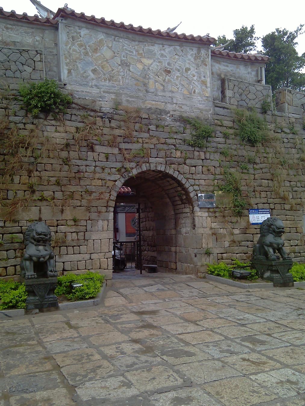 Arco de piedra en la puerta sur de Chongwu Ancient City