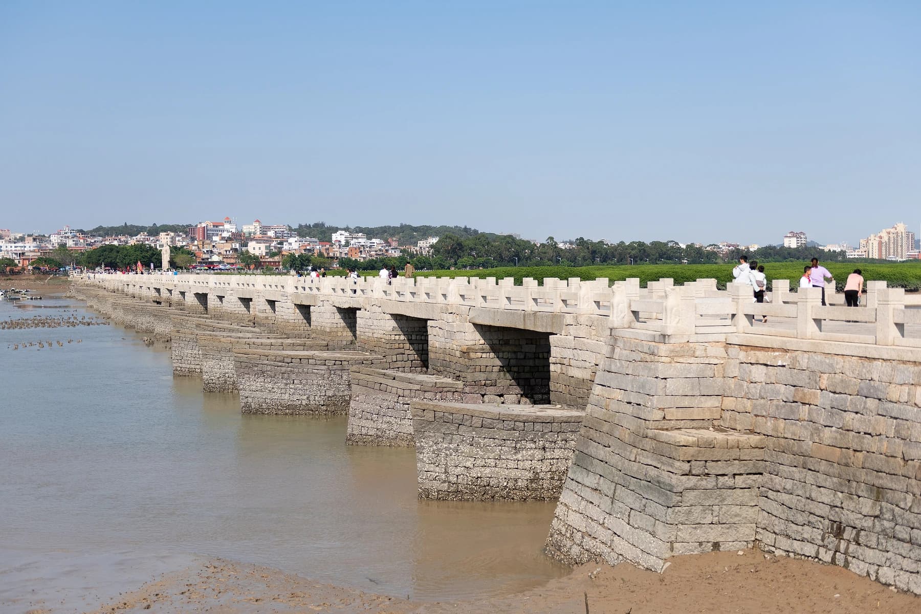 Pilares bajos de piedra y agua de marea junto al puente Luoyang