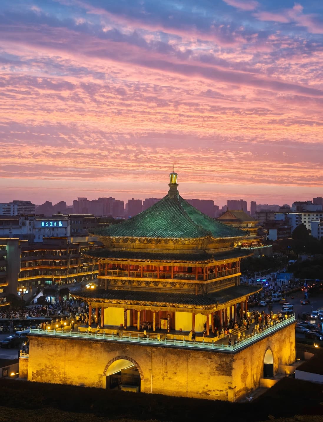 Vista nocturna de la Torre de la Campana de Xi'an con luces y atardecer