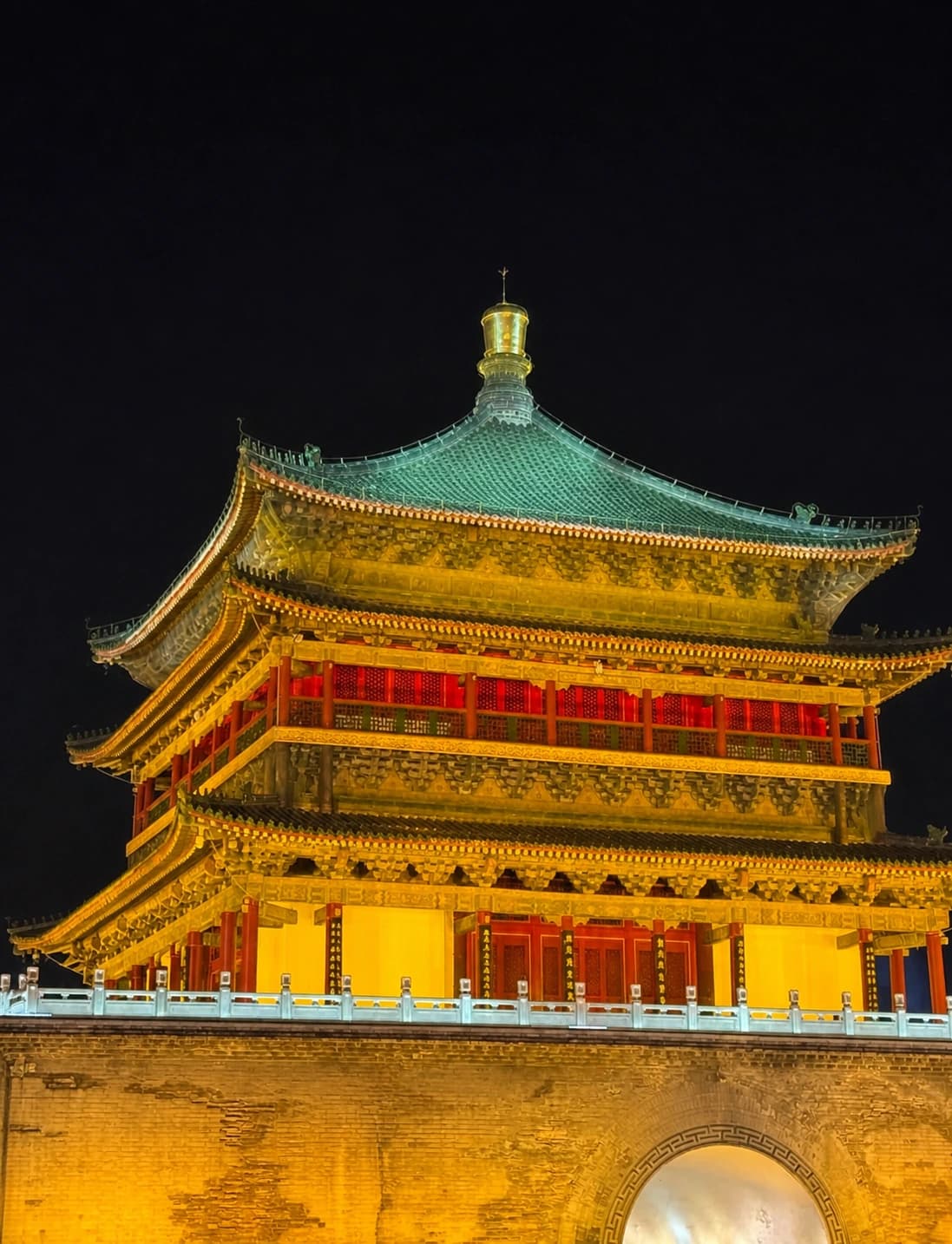 Escena nocturna de la Torre de la Campana de Xi'an con iluminación