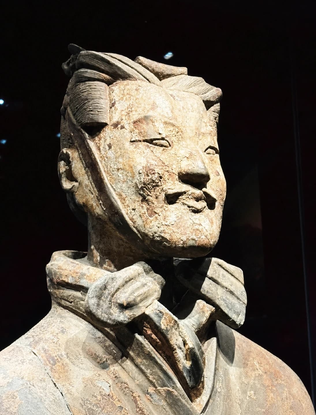 Figura de arcilla del periodo Qin expuesta en el Museo de Historia de Shaanxi