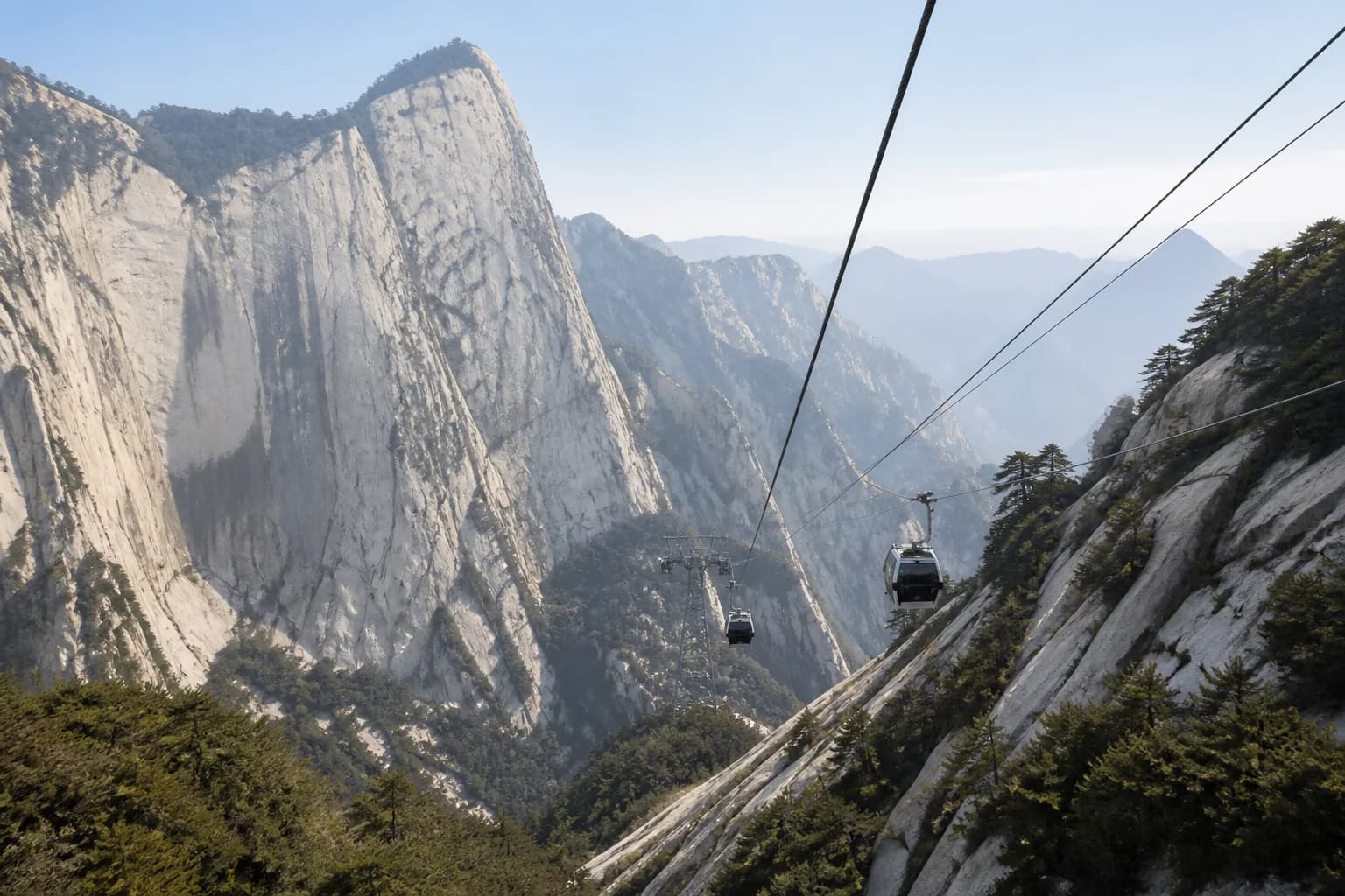 Teleféricos cruzando un valle de granito en el Monte Hua