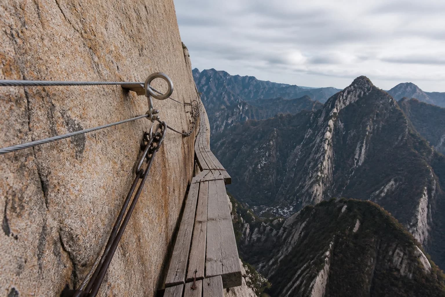 Camino de tablas vacío ilustrativo con cable de seguridad en un acantilado del Monte Hua