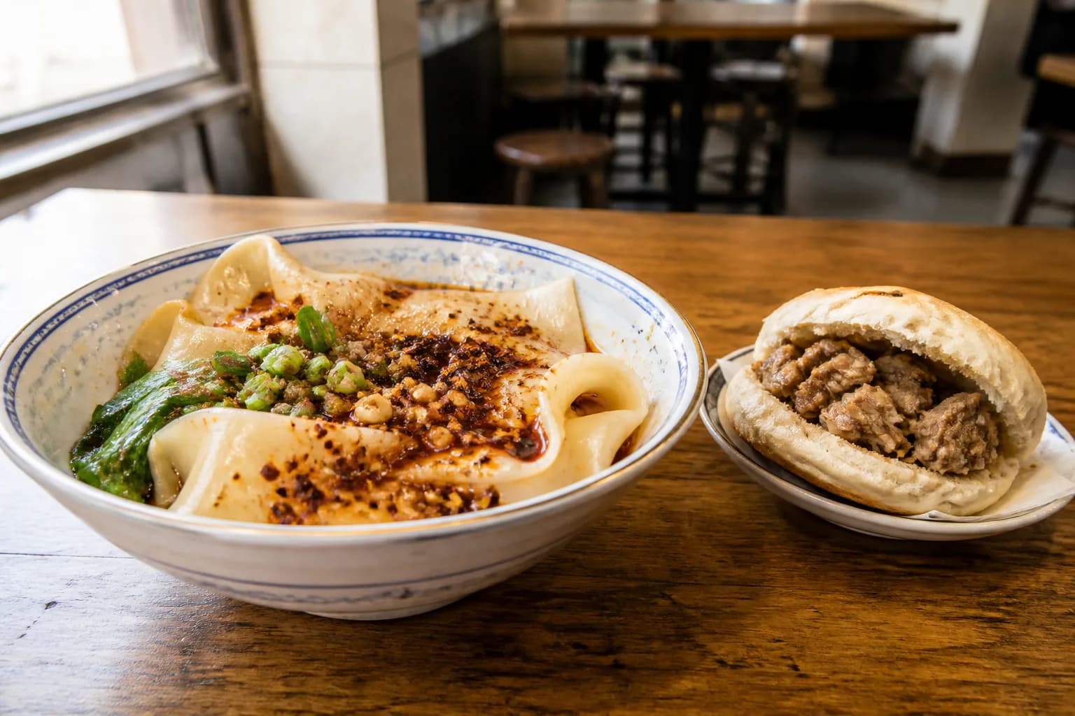 Imagen de fideos biangbiang y roujiamo de Xi'an