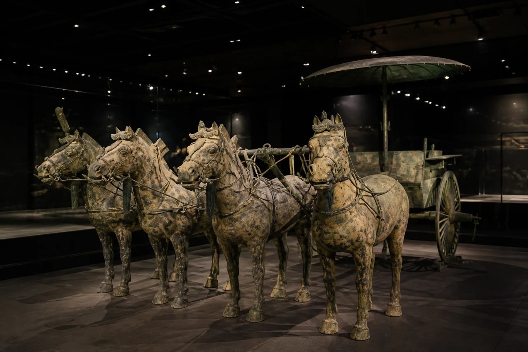 Visualización editorial de un carro de bronce Qin y un tiro de cuatro caballos en una galería de museo en penumbra