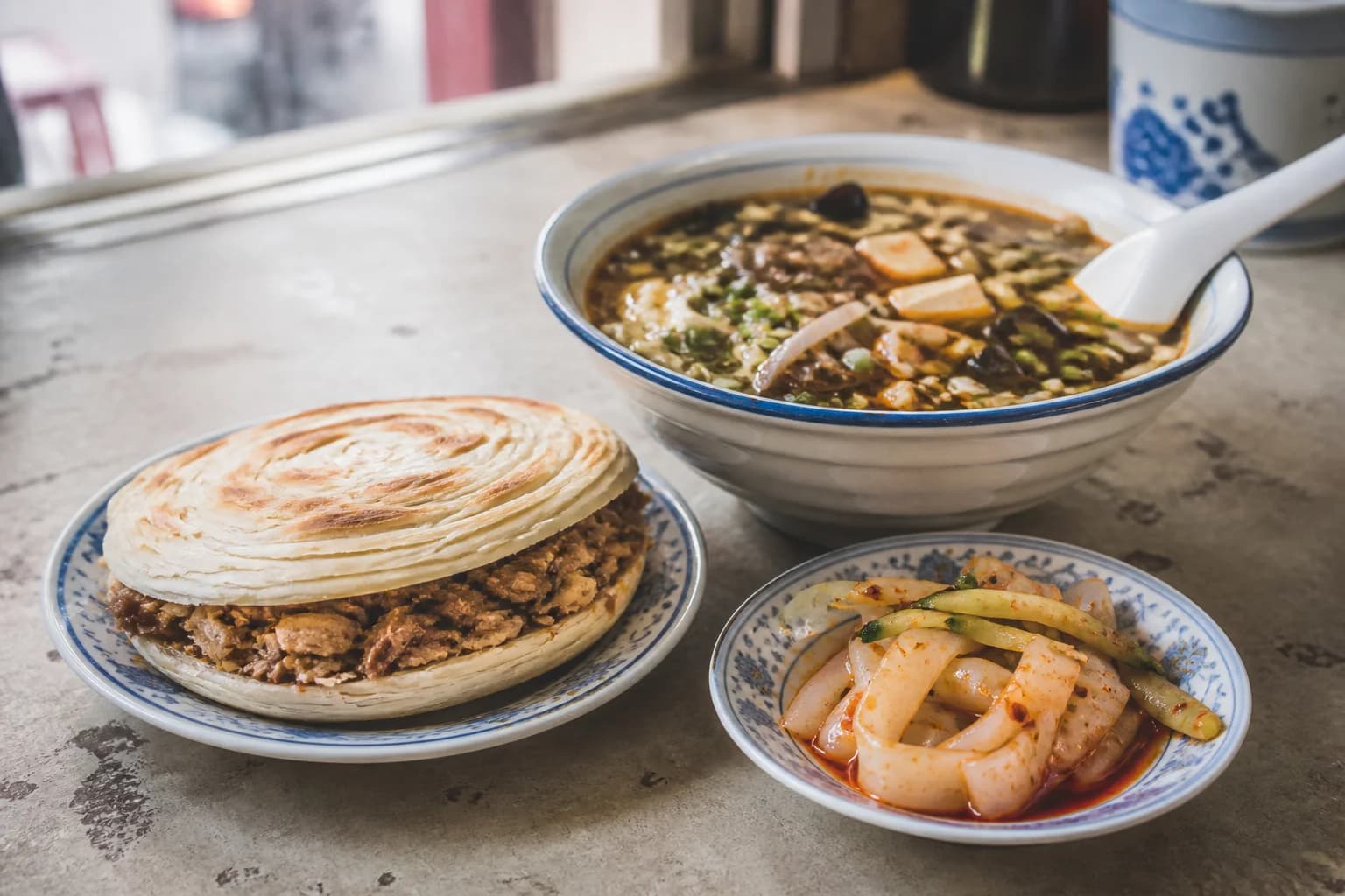 Desayuno con roujiamo de Xi'an, sopa picante y liangpi