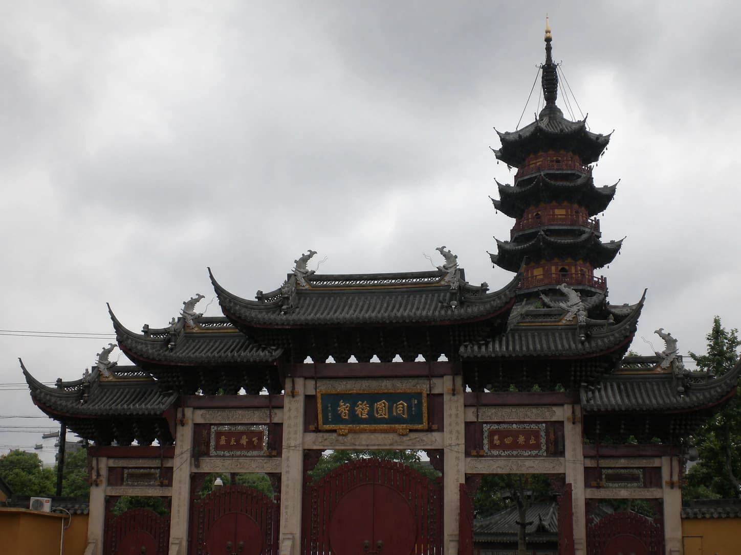 Templo Longhua: ruta, etiqueta y comida vegetariana