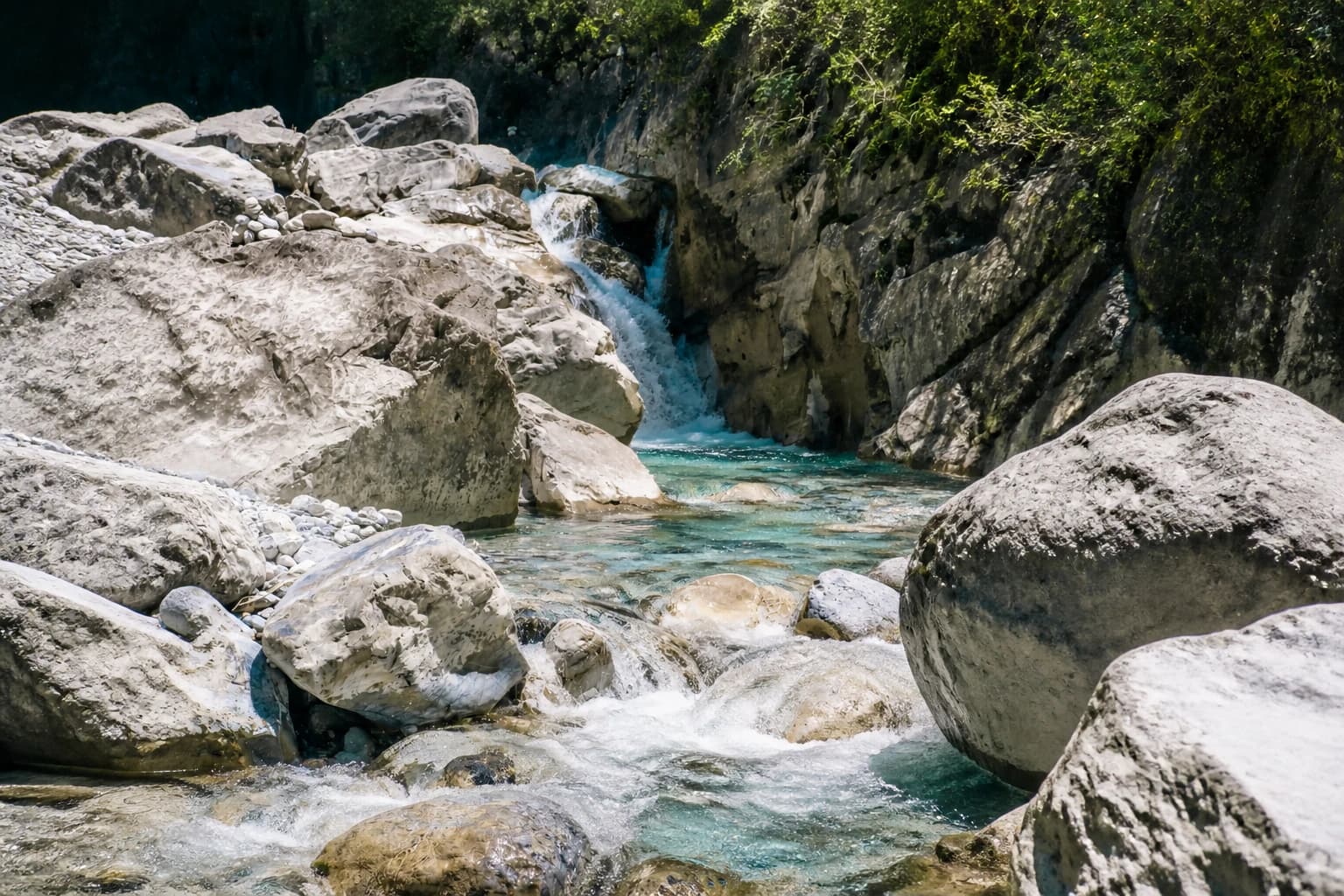 Arroyo rocoso en una sección estrecha de Balagezong