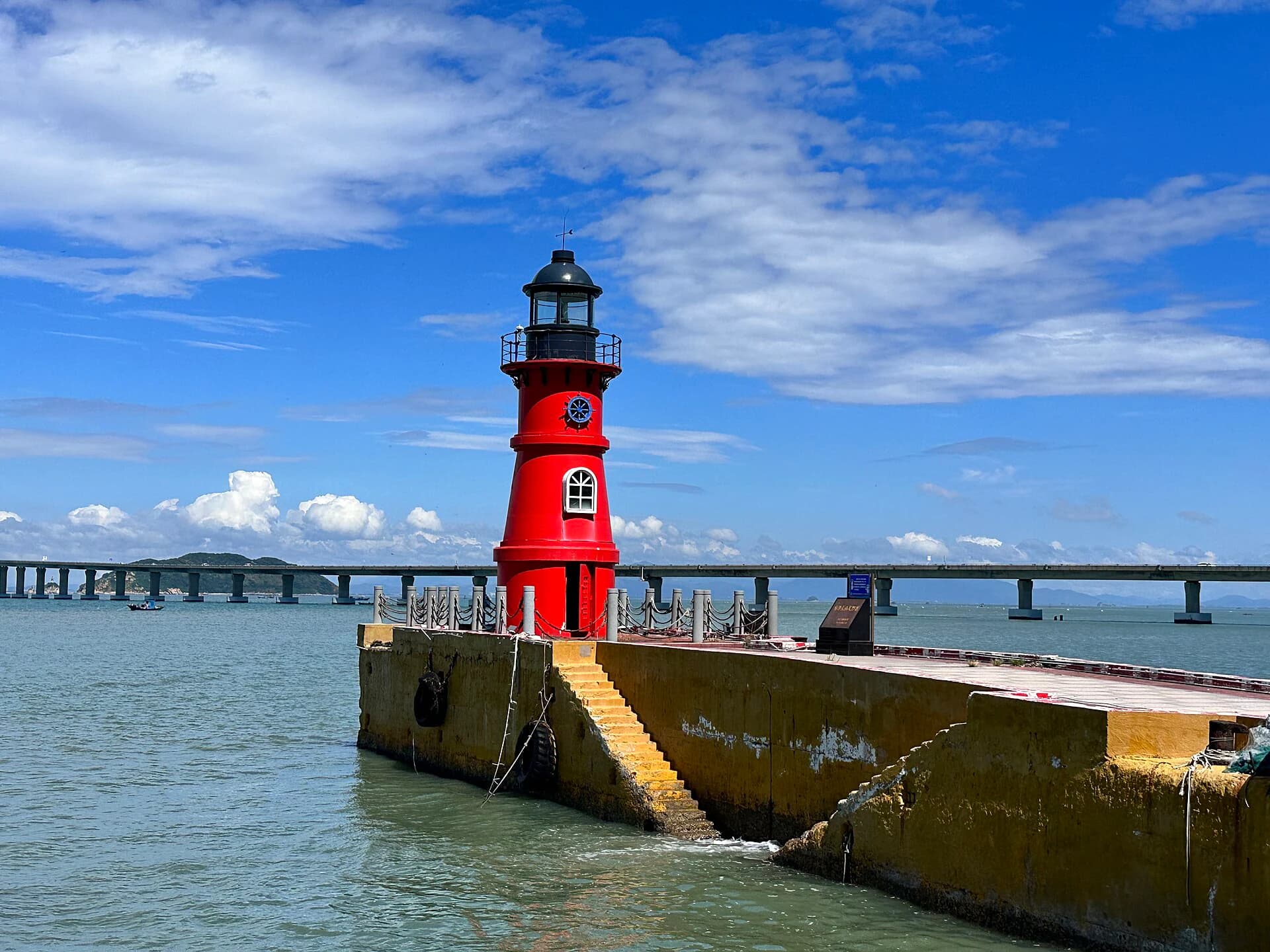 Changshanwei Lighthouse and the Nan'ao Bridge arrival landscape in Shantou