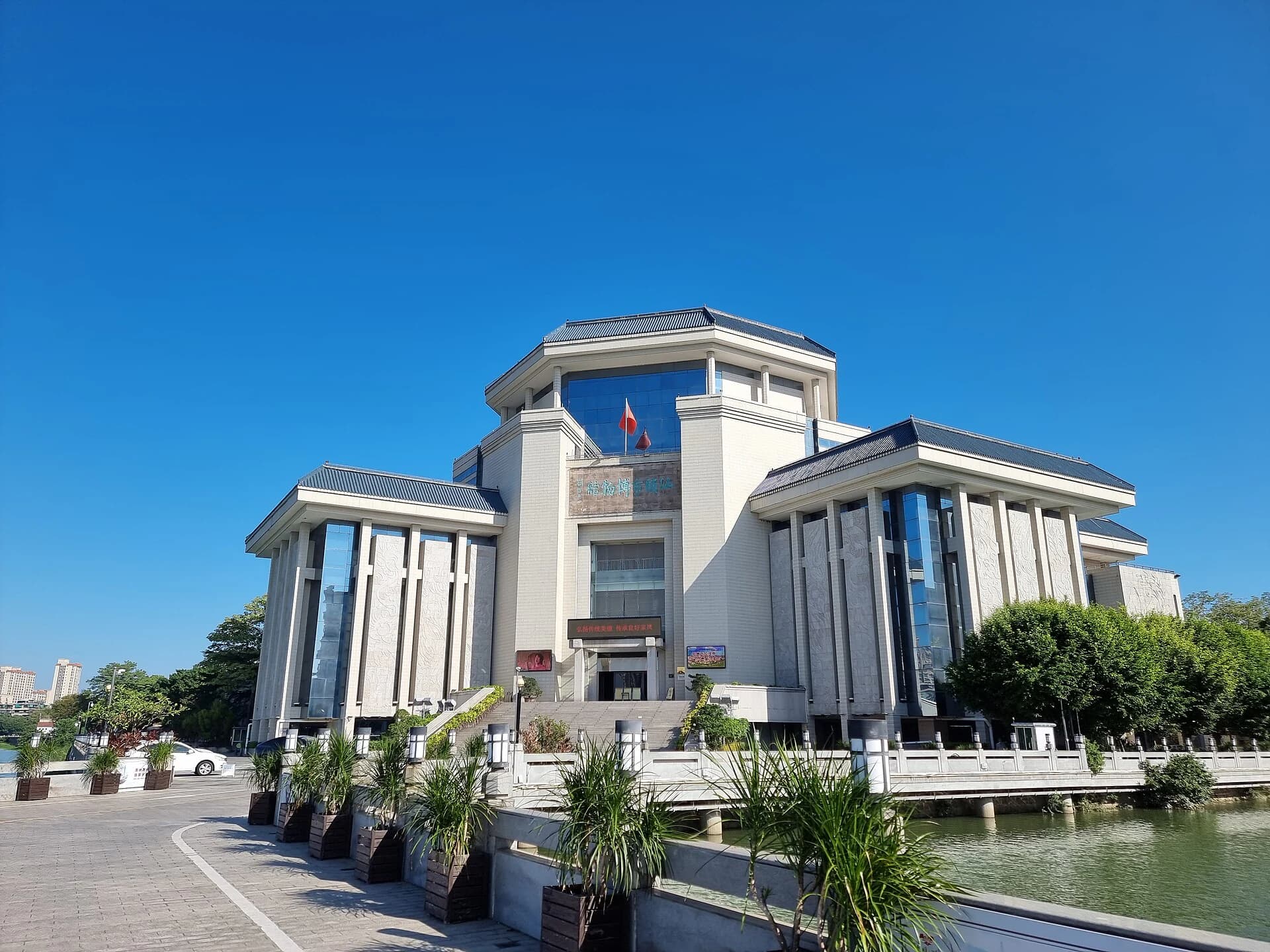 Exterior of Shantou Museum behind a landscaped foreground