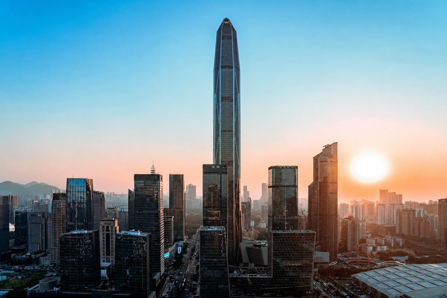 Horizonte urbano y espacio verde de Shenzhen que representan la escala de la ciudad de Futian