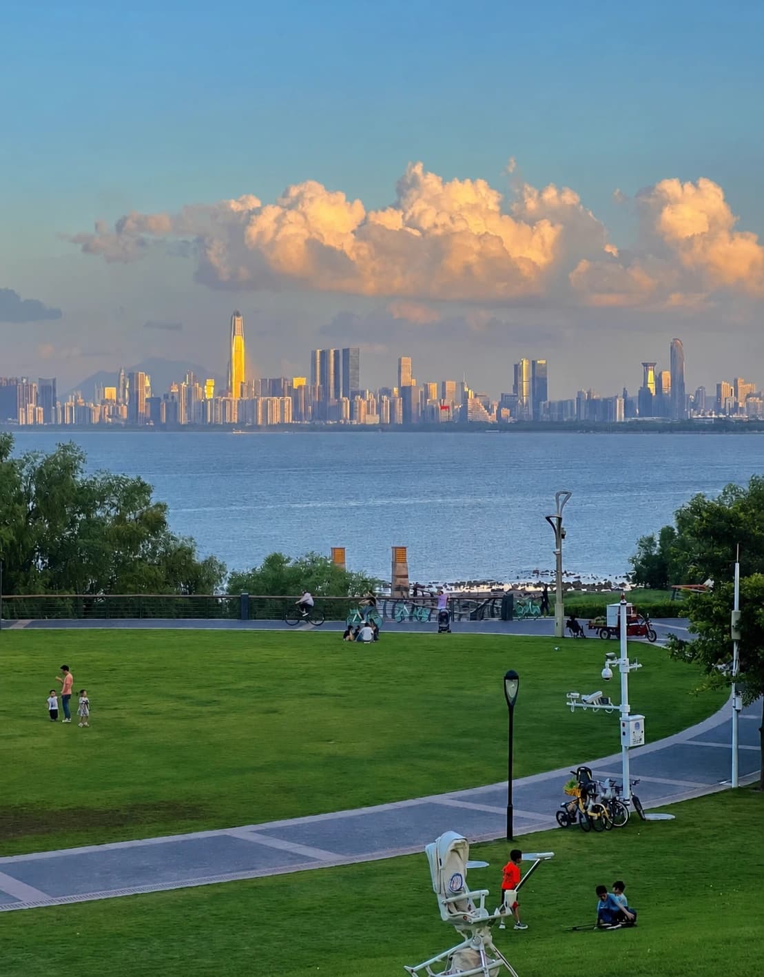 Paseo marítimo de Shenzhen Bay Park y horizonte de la ciudad