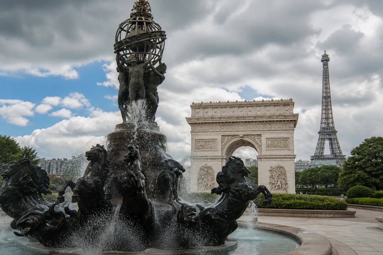 Vista de las réplicas del Arco de Triunfo y la Torre Eiffel, junto a una fuente escultórica